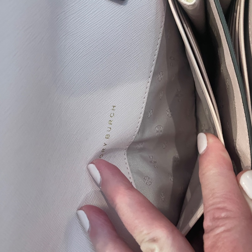 TORY BURCH *USED ONCE* Emerson Chain wallet crossbody in pink & gold hardware - Picture 4 of 12